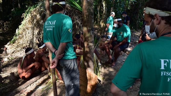 Foto em destaque: Atividades do plano de contingência durante contato com um grupo korubo no Vale do Javari. Funai, 2015.