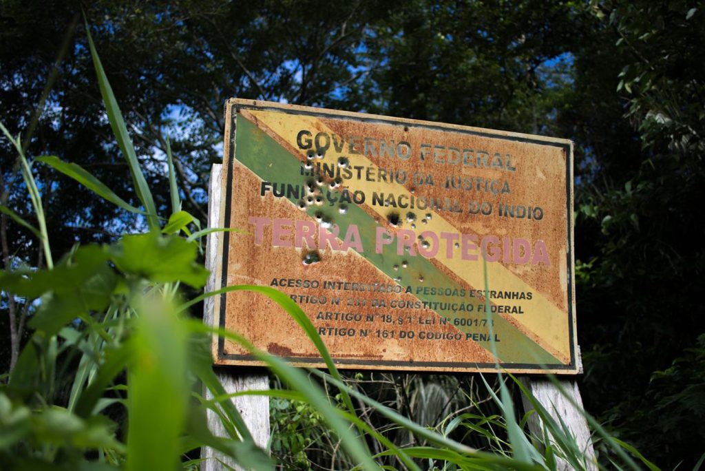 Placa de demarcação da TI Uru Eu Wau Wau com perfurações por tiros. | Fonte: Povo Amondawa.