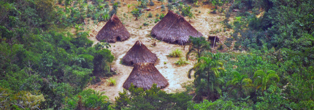 Grupo isolado na amazônia peruana. | Fonte: http://www.cultura.gob.pe/es/comunicacion/noticia/ministerio-de-cultura-promueve-mecanismos-legales-para-proteger-los-pueblos