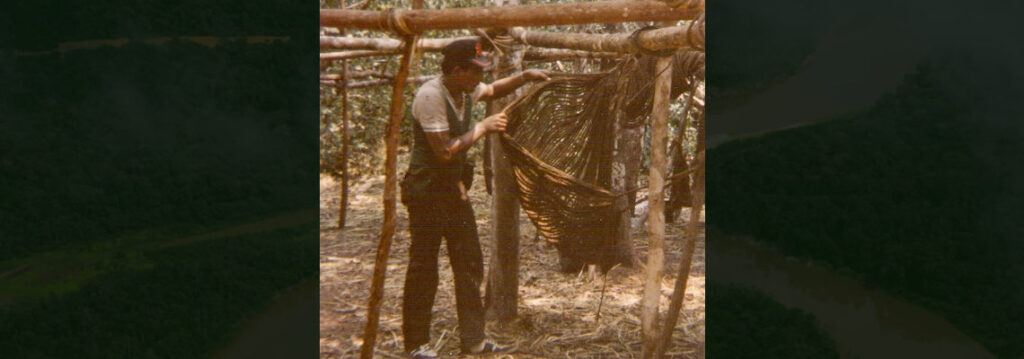 Rieli Franciscato em expedição na Terra Indígena Massaco na década de 1980, analisando rede em tapiri dos isolados da REBIO Guaporé/TI