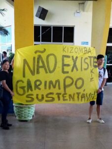 Estudantes protestam contra evento de parlamentares a favor da grilagem e do garimpo ilegal. Foto: Tapajós de Fato.