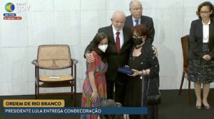 A mãe e a viúva de Bruno Pereira receberam a Ordem do Rio Branco em homenagem ao indigenista. Imagem: TV Brasil.