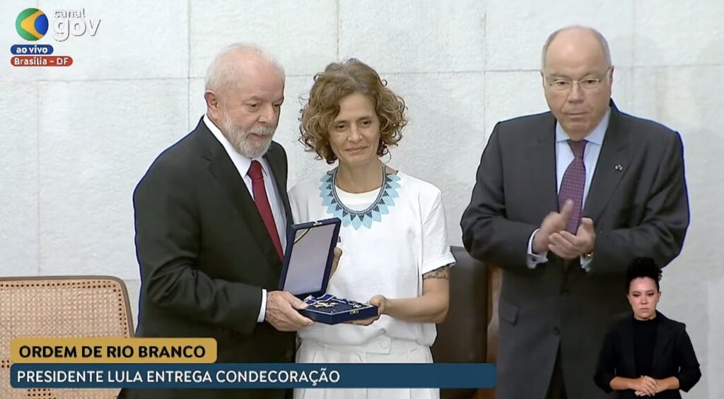 Alessandra Sampaio, viúva de Dom Phillips, recebe homenagem ao jornalista. 