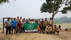 Participantes do Intercâmbio Yne Manchineri posam na beira do rio