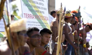 Indígenas Munduruku em frente à placa da Terra Indígena Sawre Muybu, em protesto pela demarcação.