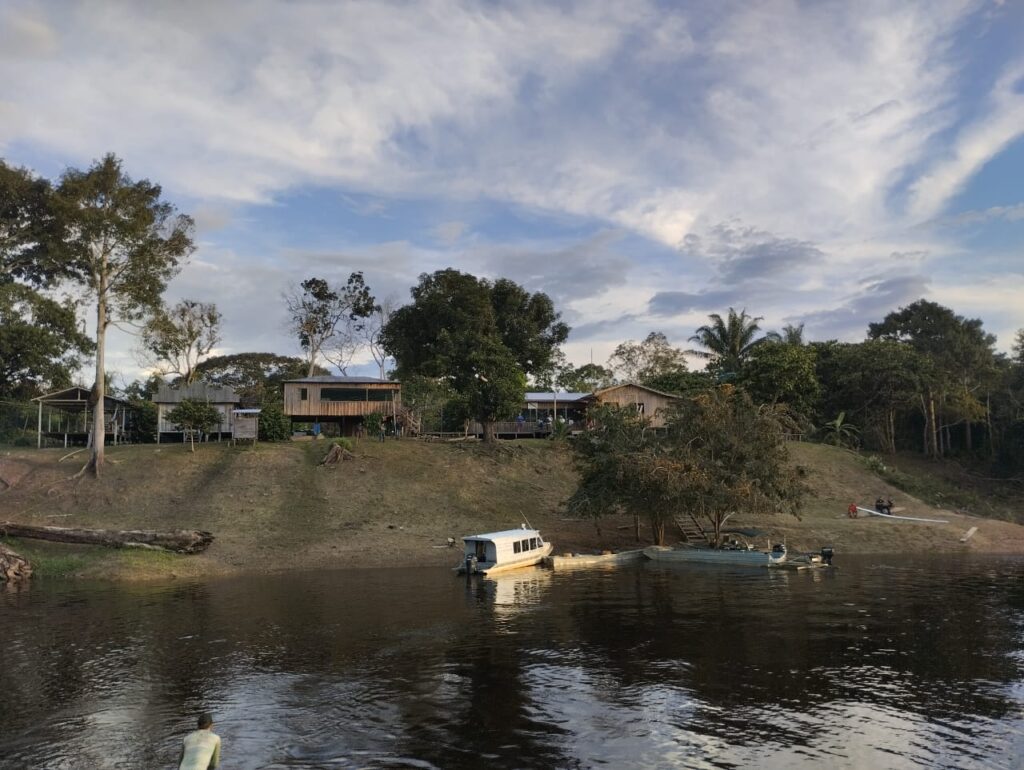 Foto de estruturas da Base de Proteção Etnoambiental (Bape) da Funai na Terra Indígena Mamoriá Grande, no sul do Amazonas.