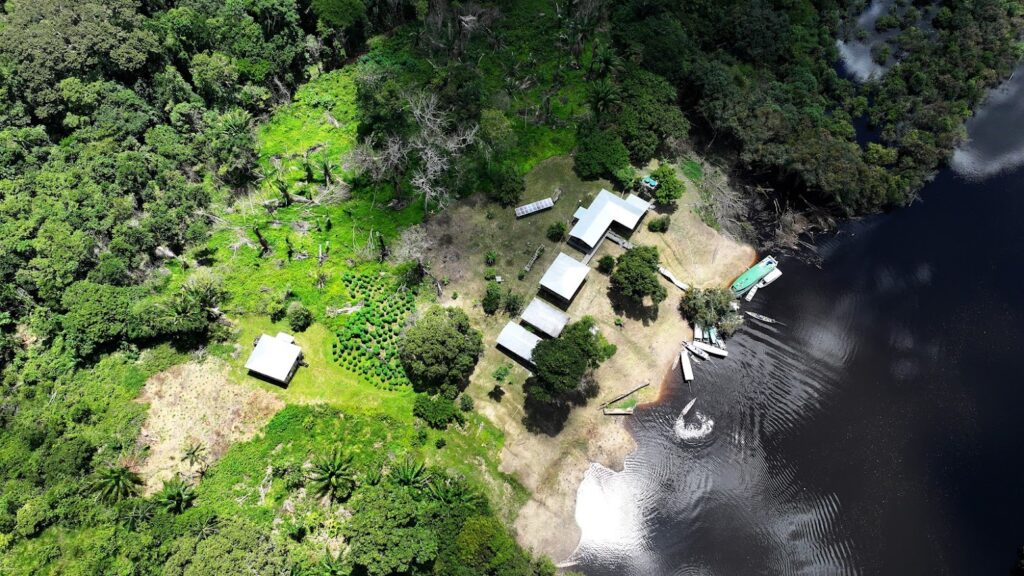 Imagem aérea de construções da Base de Proteção da Funai às margens do Igarapé do Macaco, na Terra Indígena Mamoriá Grande