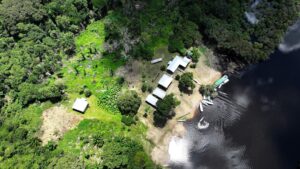 Imagem aérea de construções da Base de Proteção da Funai às margens do Igarapé do Macaco, na Terra Indígena Mamoriá Grande
