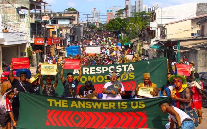 Foto da Marcha Indígena durante a COP 30 em Belém.