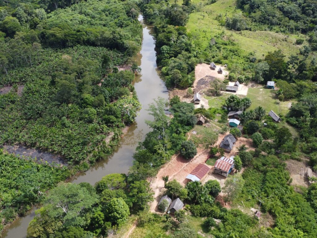 Imagem aérea de aldeia Kakataibo na Reserva Indígena Kakataibo Norte e Sul, na Amazônia Peruana. Foto: Hugo Alejos/Amazon Watch
