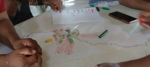 Equipe de identificação e delimitação da TI Ararà trabalhando em conjunto com os indígenas para mapear o território. Foto: Acervo Funai