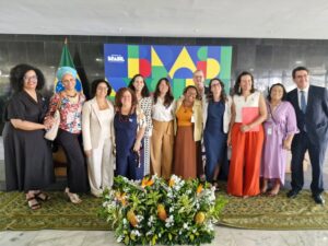 Autoridades, representantes das sociedade civil e a viúva de Bruno Pereira em cerimônia de lançamento do Protocolo de Investigação de Crimes contra Jornalistas, em Brasília.